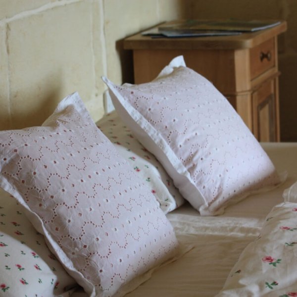 bed & breakfast, pillows